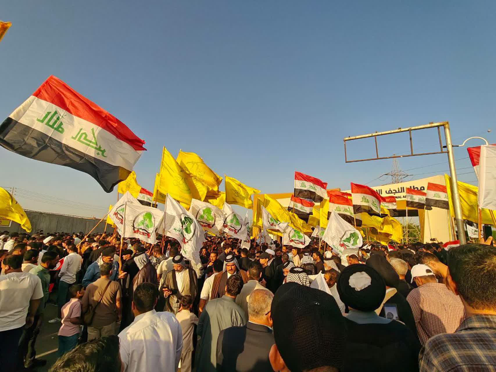 تجمع عراقی‌ها مقابل فرودگاه نجف در محکومیت توقف پروازهای ایران