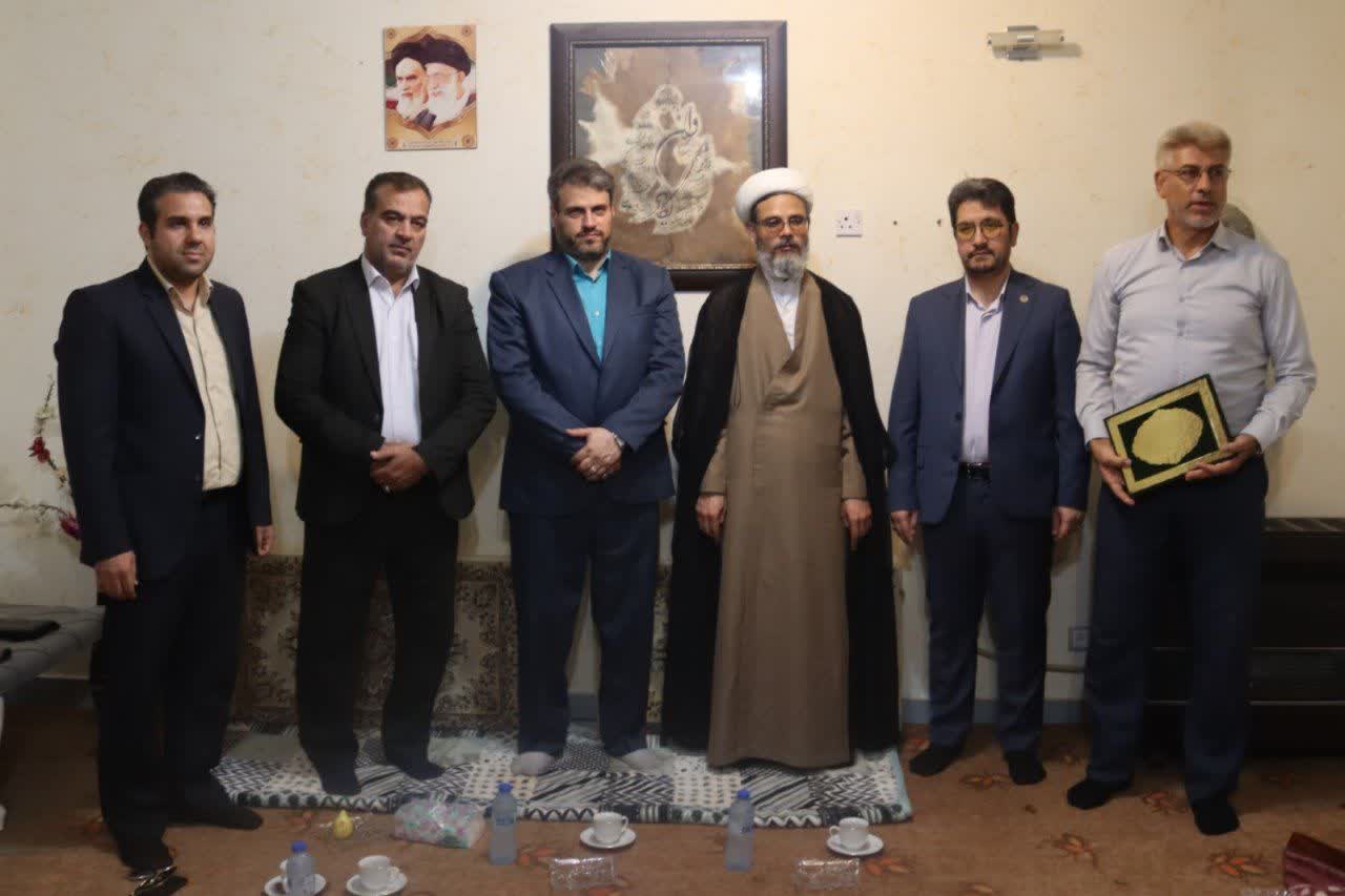 تجلیل از خانواده شهید «خادم» در شهرستان کارون همزمان با هفته دفاع مقدس