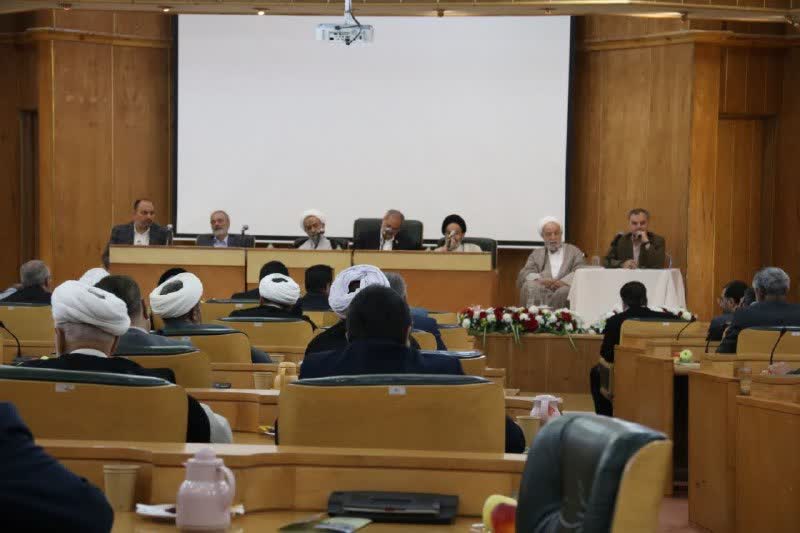 حجت‌الاسلام قرائتی: امور اقامه نماز در مدارس به دانش‌آموزان واگذار شود